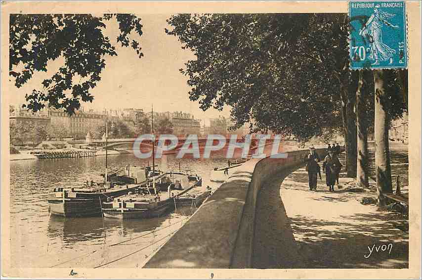 CPA Bords de la Seine au Quai du Louvre Bateaux Peniches