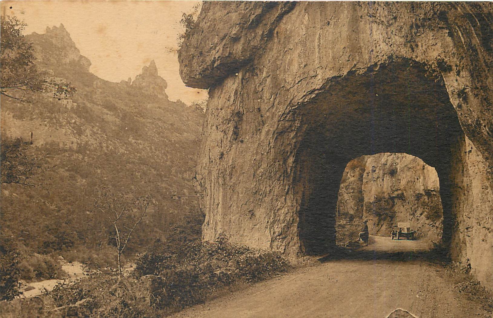 CPA Gorges du Tarn - Un tunnel et rocher de Capluc
