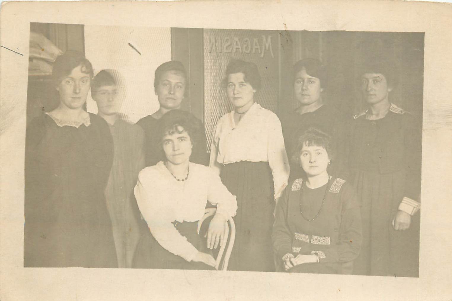 Groupe de femmes — devant une enseigne 'MAGASIN' — carte postale CPAPHIL