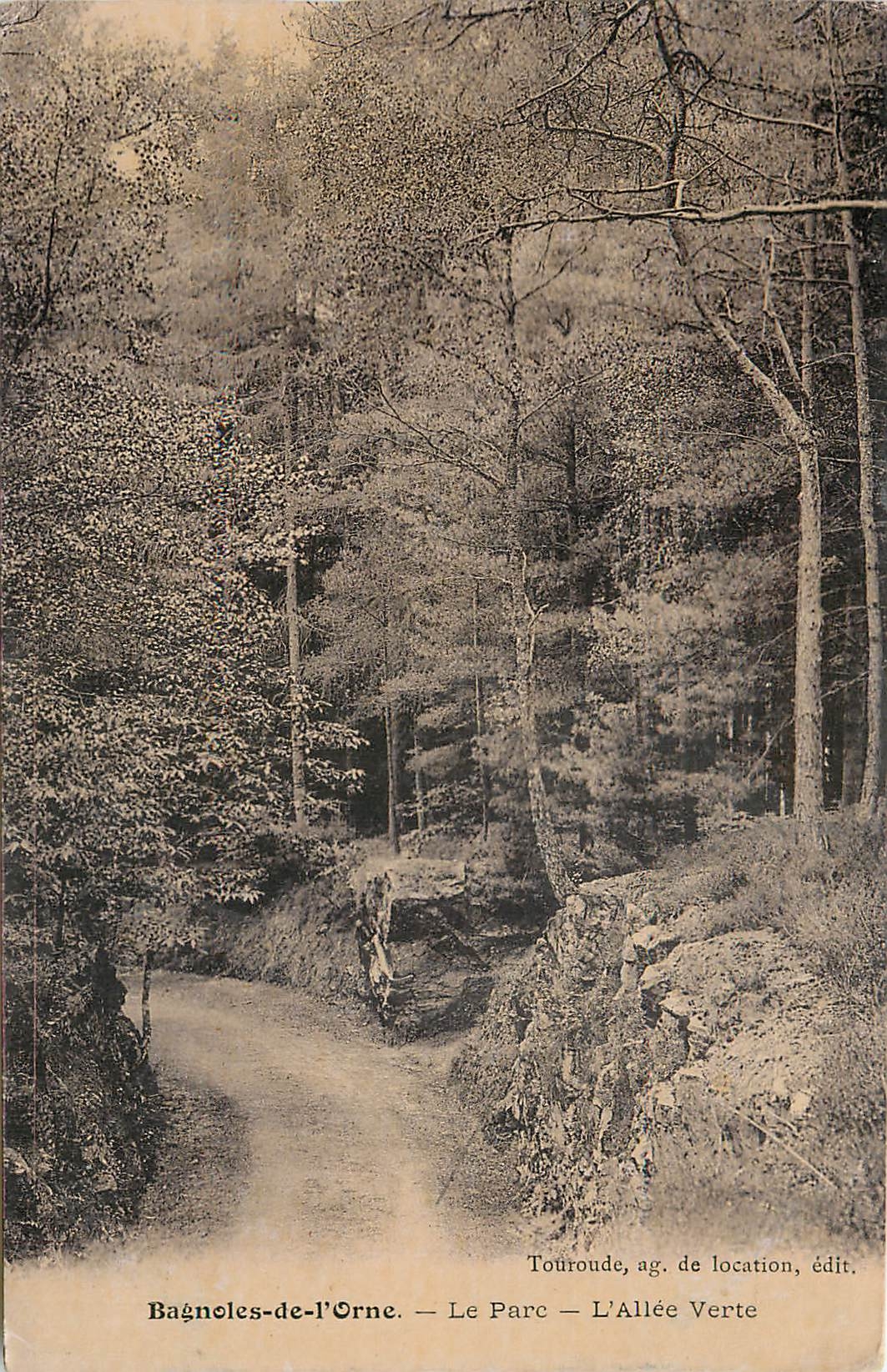  CPA BAGNOLES DE L'ORNE Le parc L'allee verte