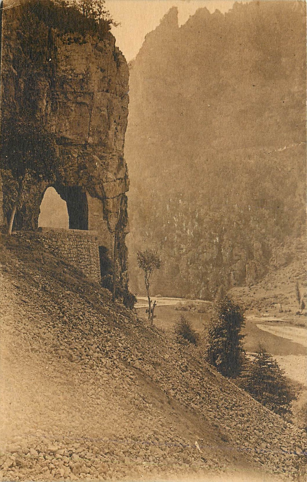 CPA Gorge du Tarn La route a la sortie des Detroits