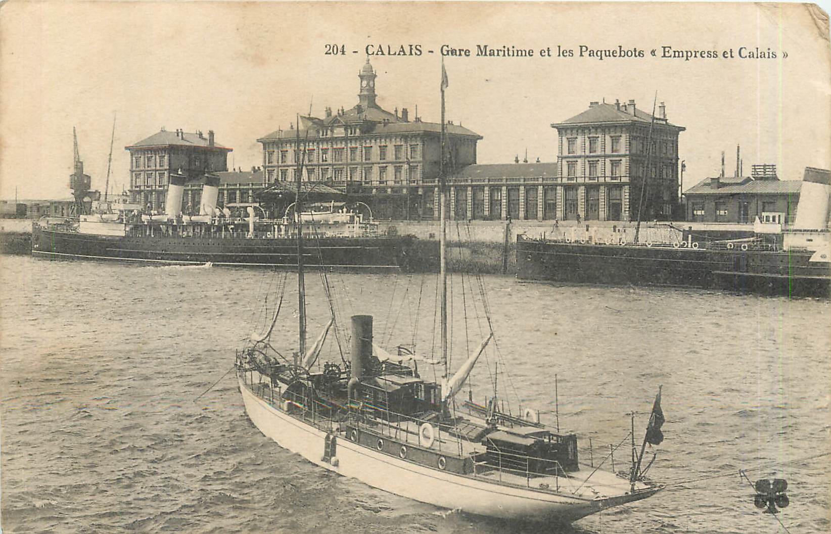 CPA CALAIS Gare Maritime et les Paquebots Bateaux