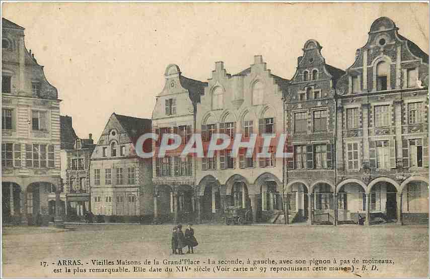 Arras - Vieilles Maisons de la Grand'Place - La seconde, à gauche, avec son pignon à pas de moineaux, est la plus remarquable. Elle date du XIVe siècle (Voir carte n° 97 reproduisant cette maison) - B. D.