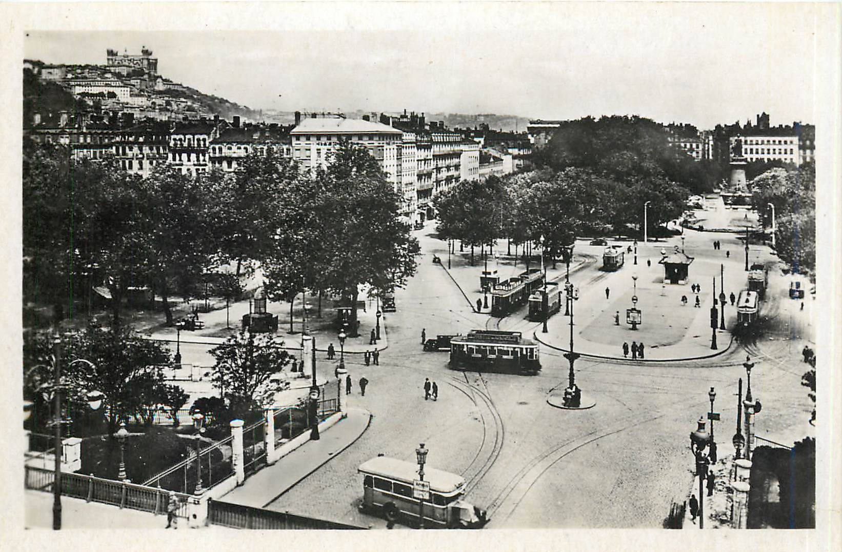 CPA LYON Place Carnot et Cours de Verdun Tramways