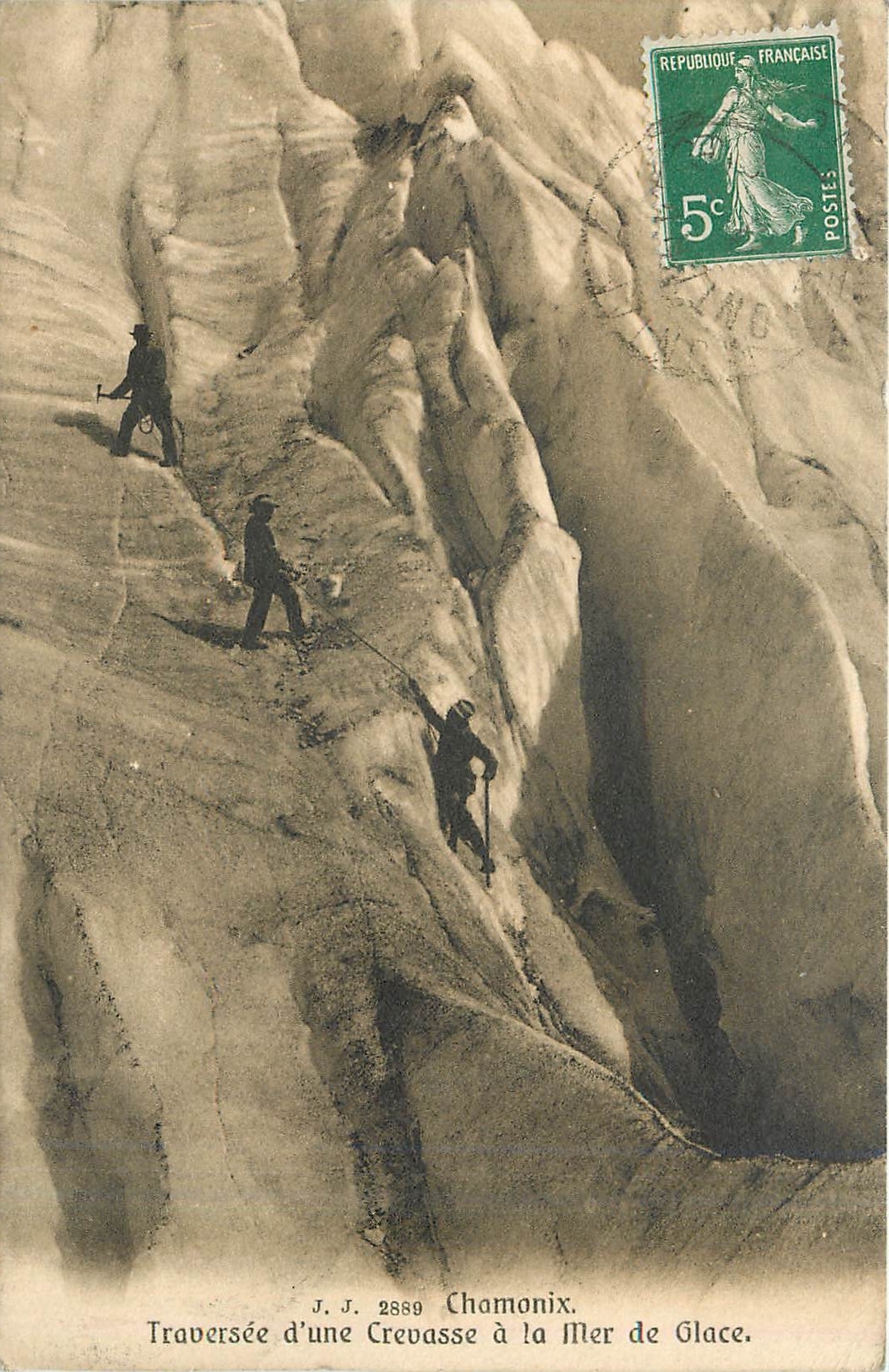 CPA Chamonix Traversee d'une crevasse a la mer de glace