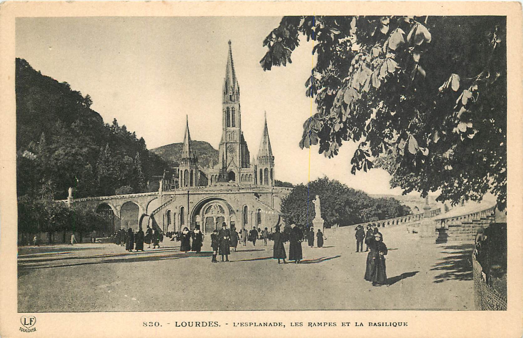 CPA LOURDES - L-ESPLANADES  LES RAMPES ET LA BASILIQUE