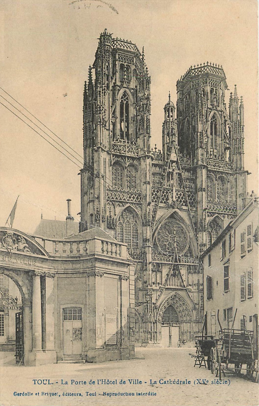 CPA TOUL La Porte de l'Hotelde Ville - La Cathedrale