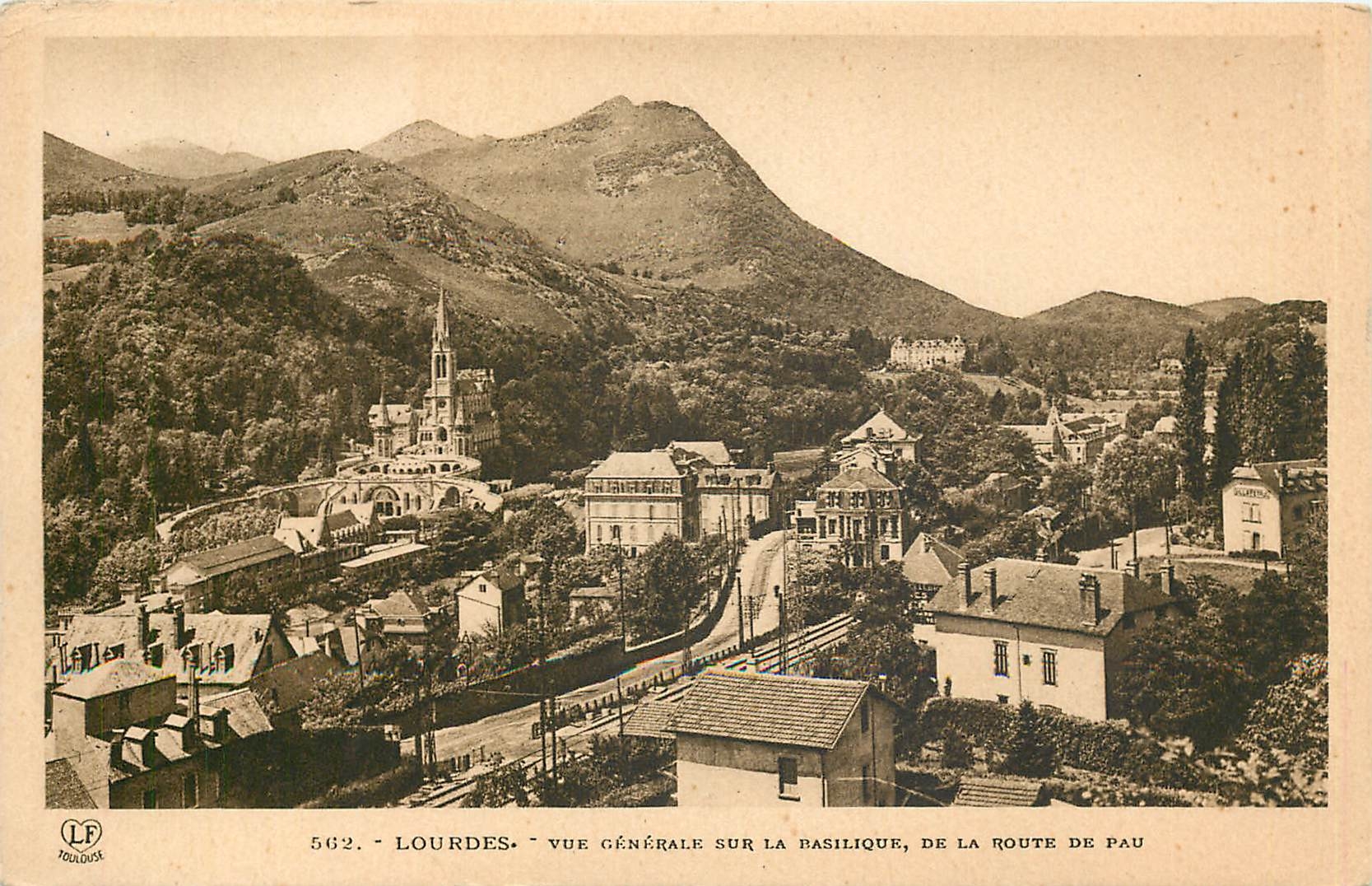 CPA LOURDES - Vue Generale sur La basilique de la route du Pau