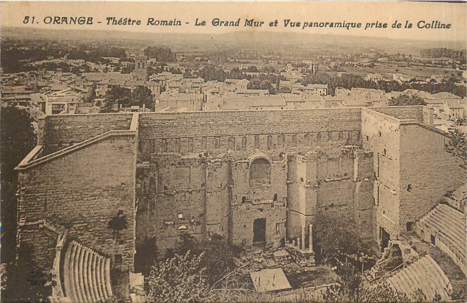 CPA ORANGE - Theatre Romain Le grand mur et vue panoramique prise de la colline