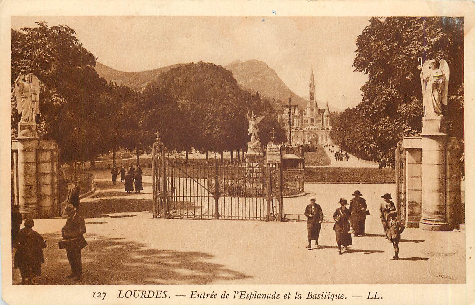 CPA LOURDES La Basilique