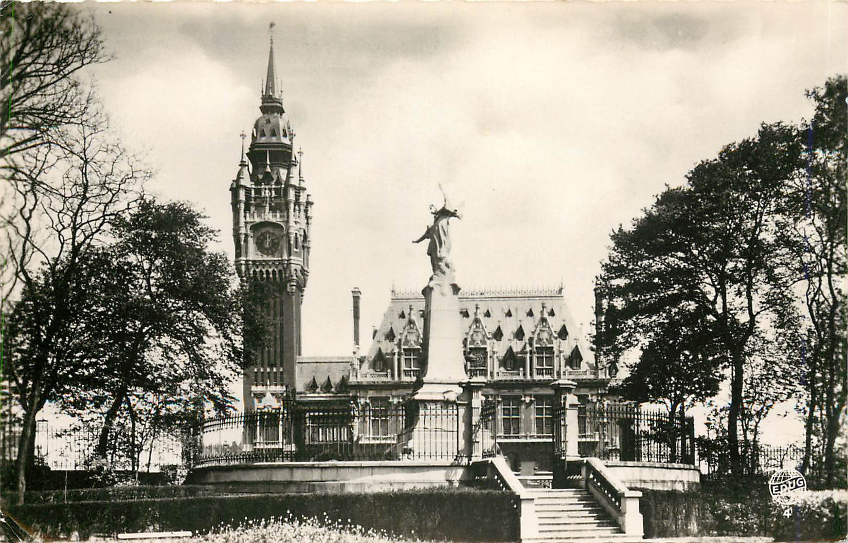 CPA CALAIS Hotel de Ville et les Jardins