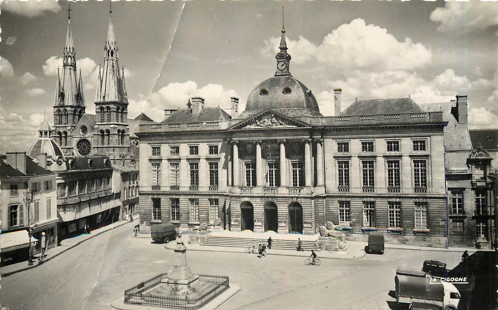 Chalons-sur-Marne — L'Hôtel de Ville et la cathédrale — La Cigogne, n° 51.108.09