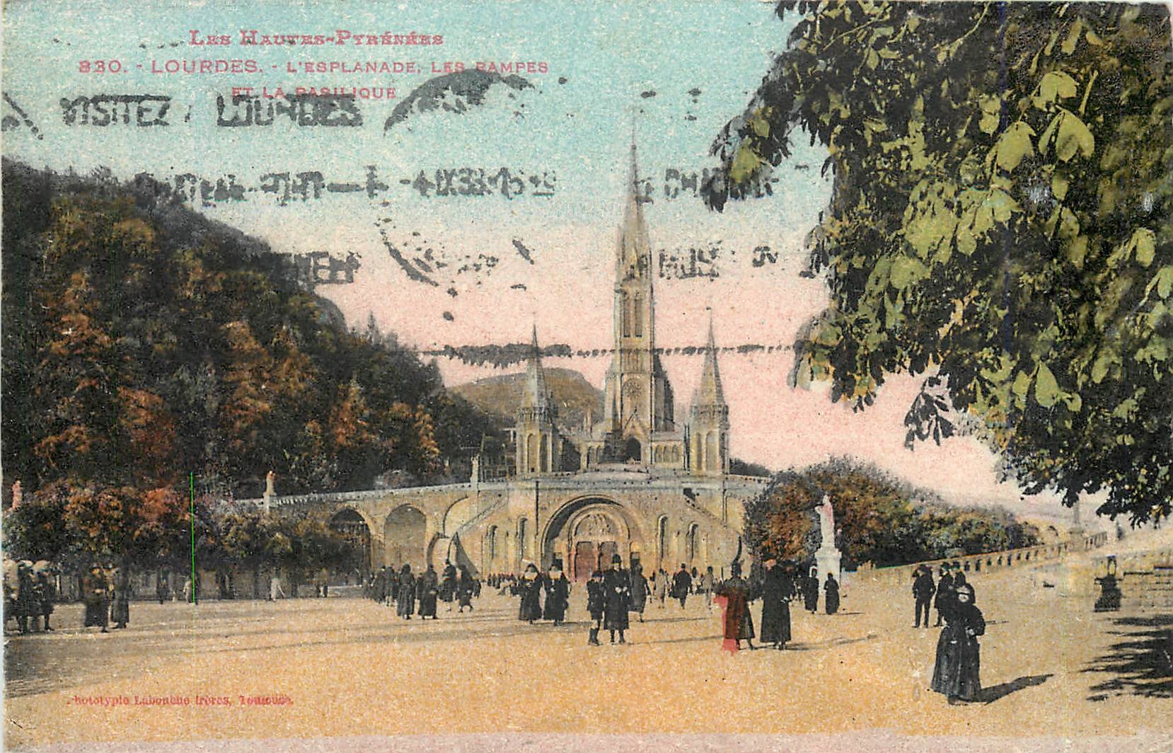 CPA LOURDES L'Esplanade  Les Rampes et  La Basilique