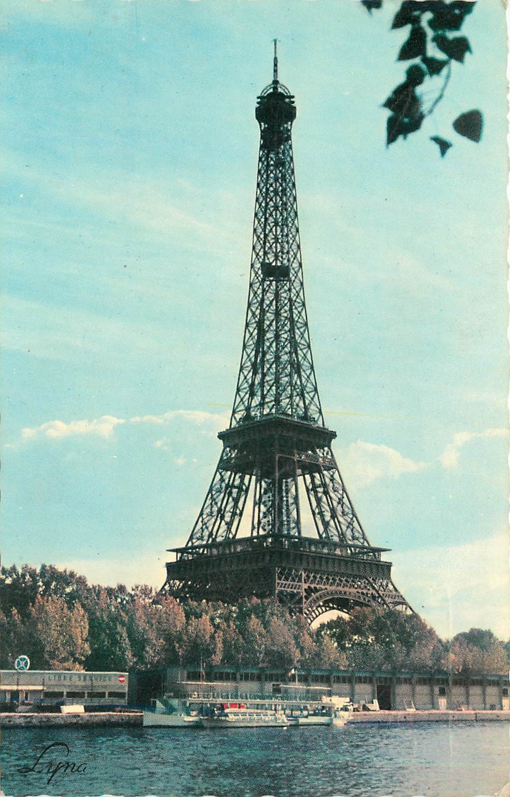 CPM La Tour Eiffel  vue prise du quai de New-York