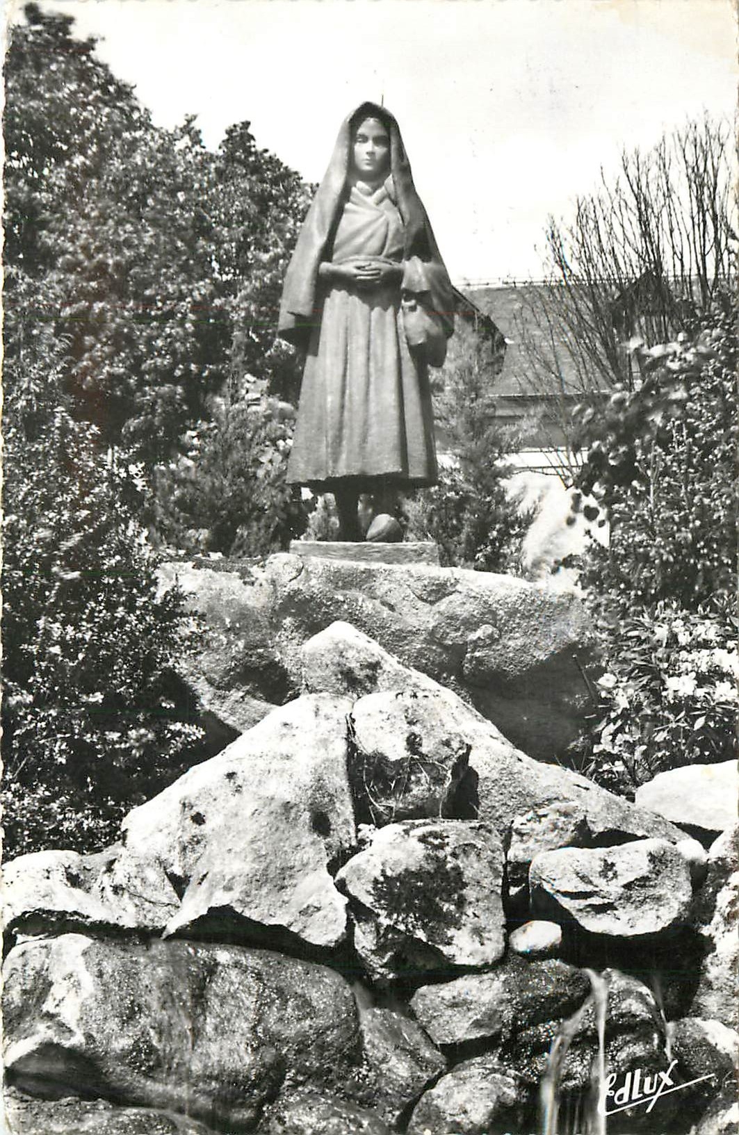 CPM LOURDES - Sainte-Bernadette Monument au Carrefour  Route de Tarbes et Avenu Gare