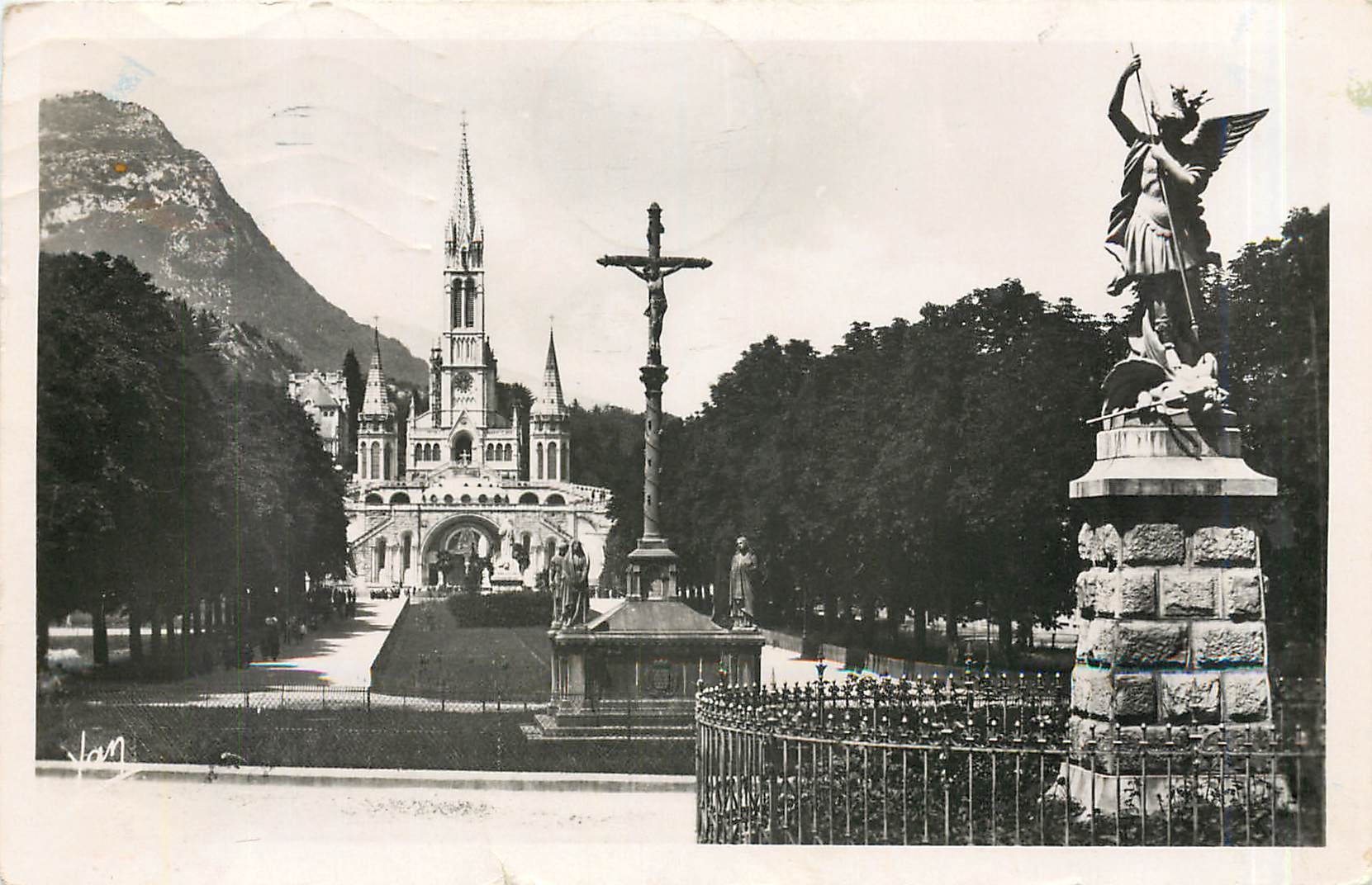 CPA LOURDES - La Basilique et l'Esplanade