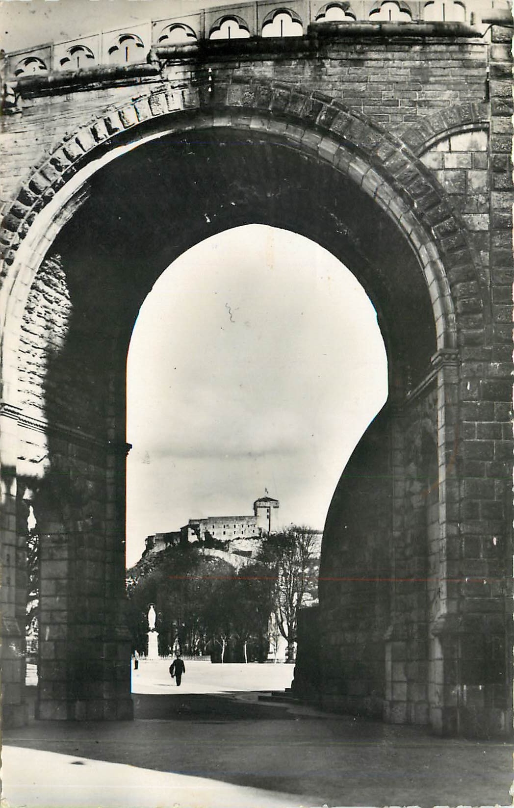 CPA LOURDES (H.-P) Le Château-Fort vu sous une arche de la Basilique