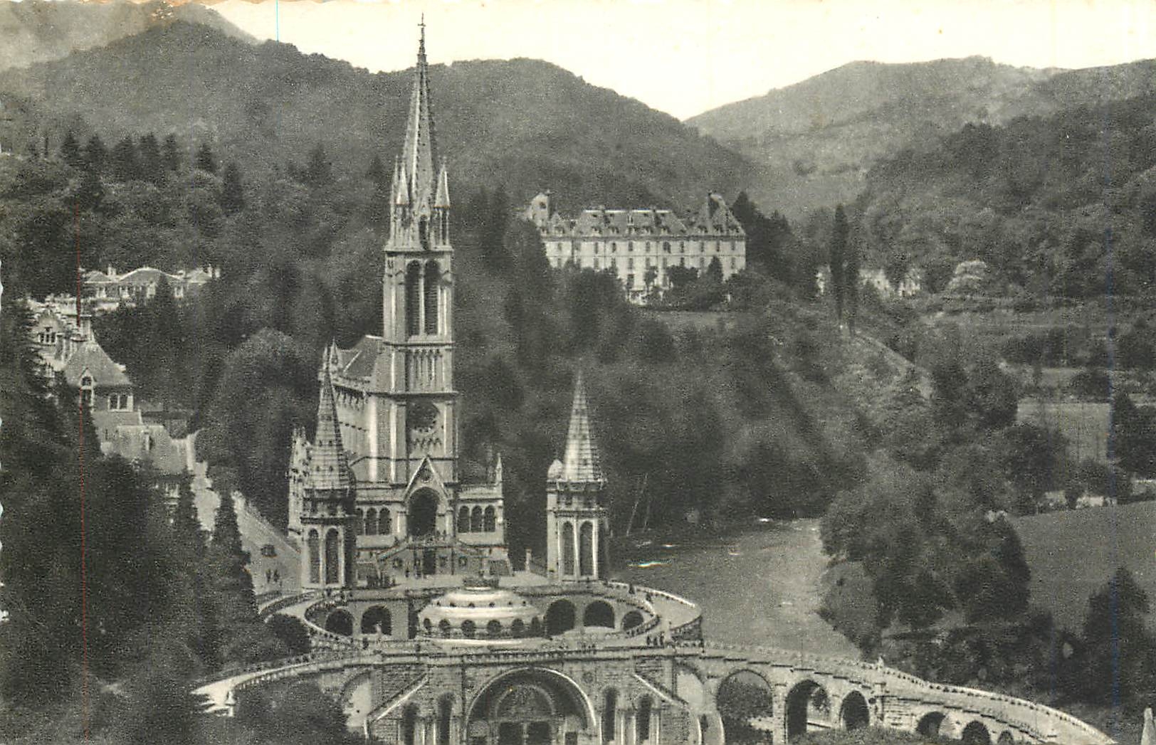 CPA LOURDES La Basilique vue du Château fort