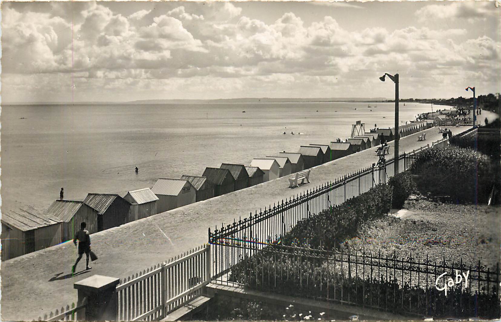 CPM LION-SUR-MER (Calvados) La Promenade et la Plage