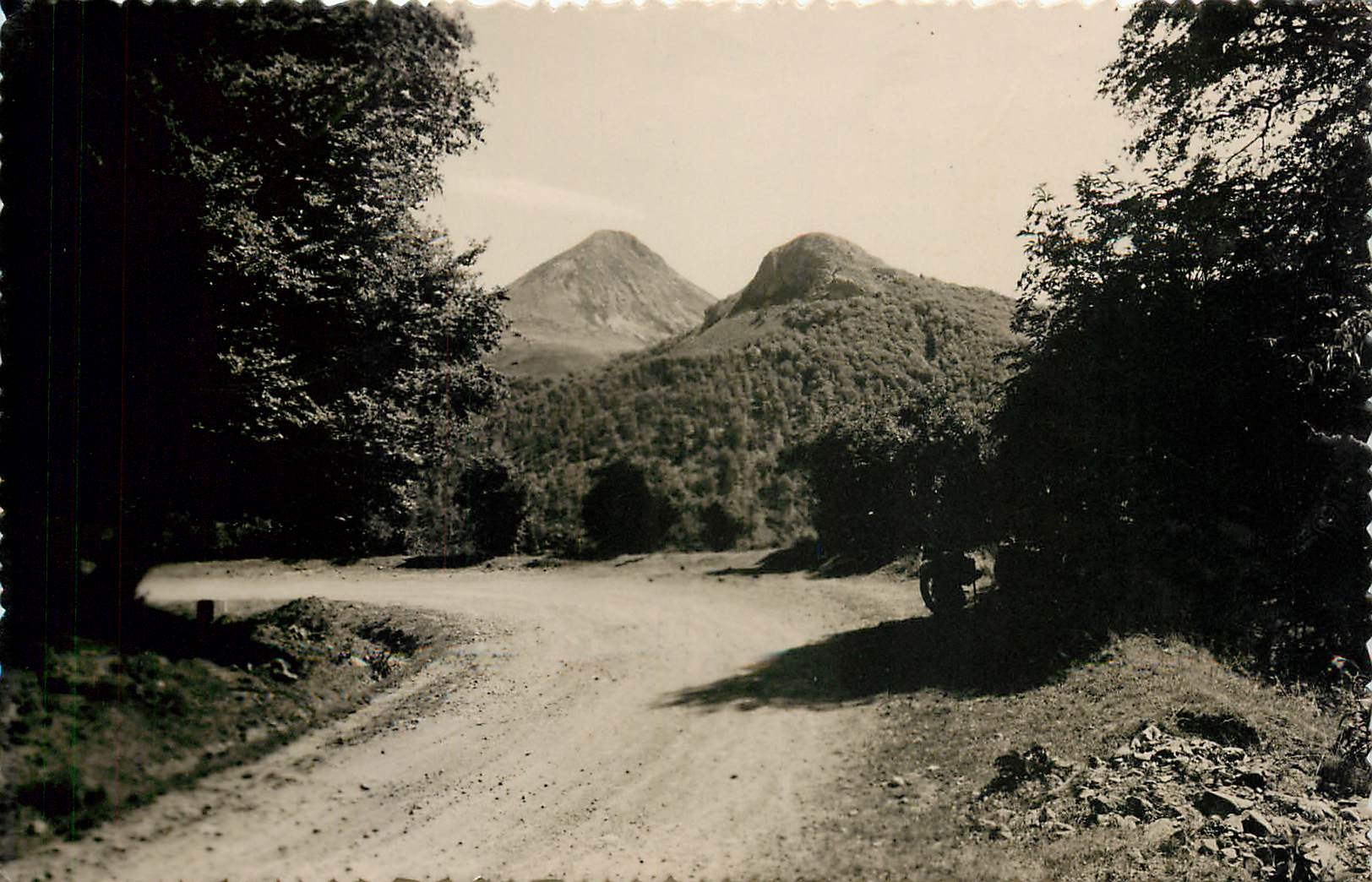 CPM Le PUY-MARY - Le Grand Tournant Route de Mandoailles Au fond le Griou et Griounot