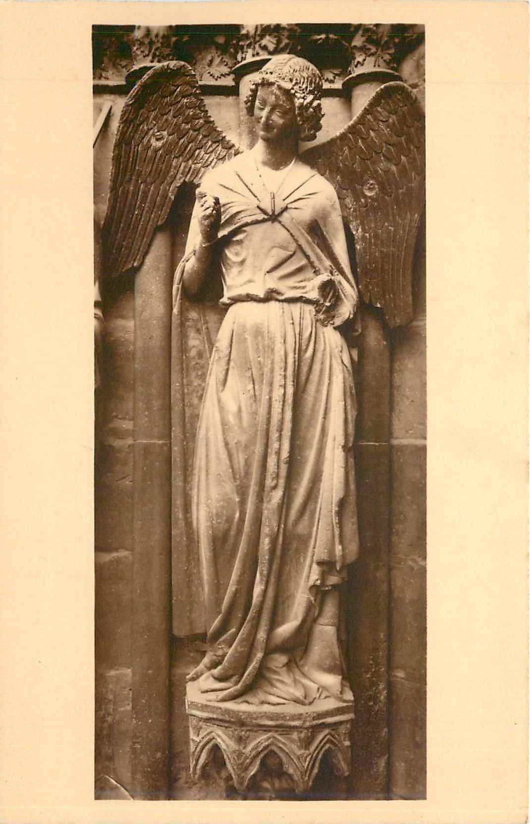 CPA La Cathédrale de Reims - Ange gardien de Saint-Nicaise nommé "Sourire de Reims