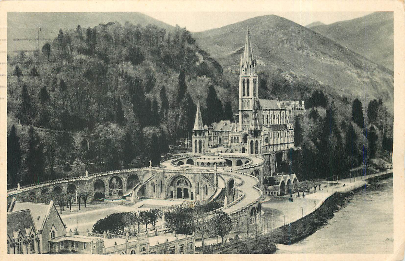 CPA LOURDES - Vue d'ensemble de la Basilique