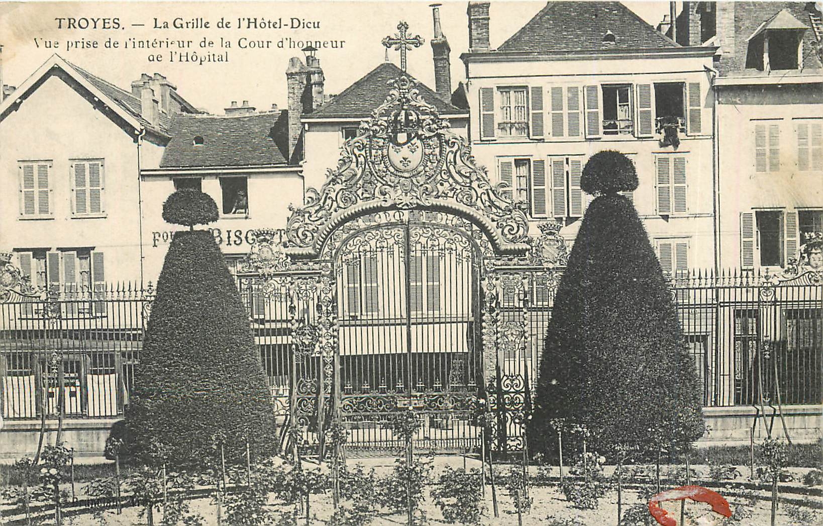 Troyes — La Grille de l'Hôtel-Dicu — Vue prise de l'intérieur de la Cour d'honneur de l'Hôpital