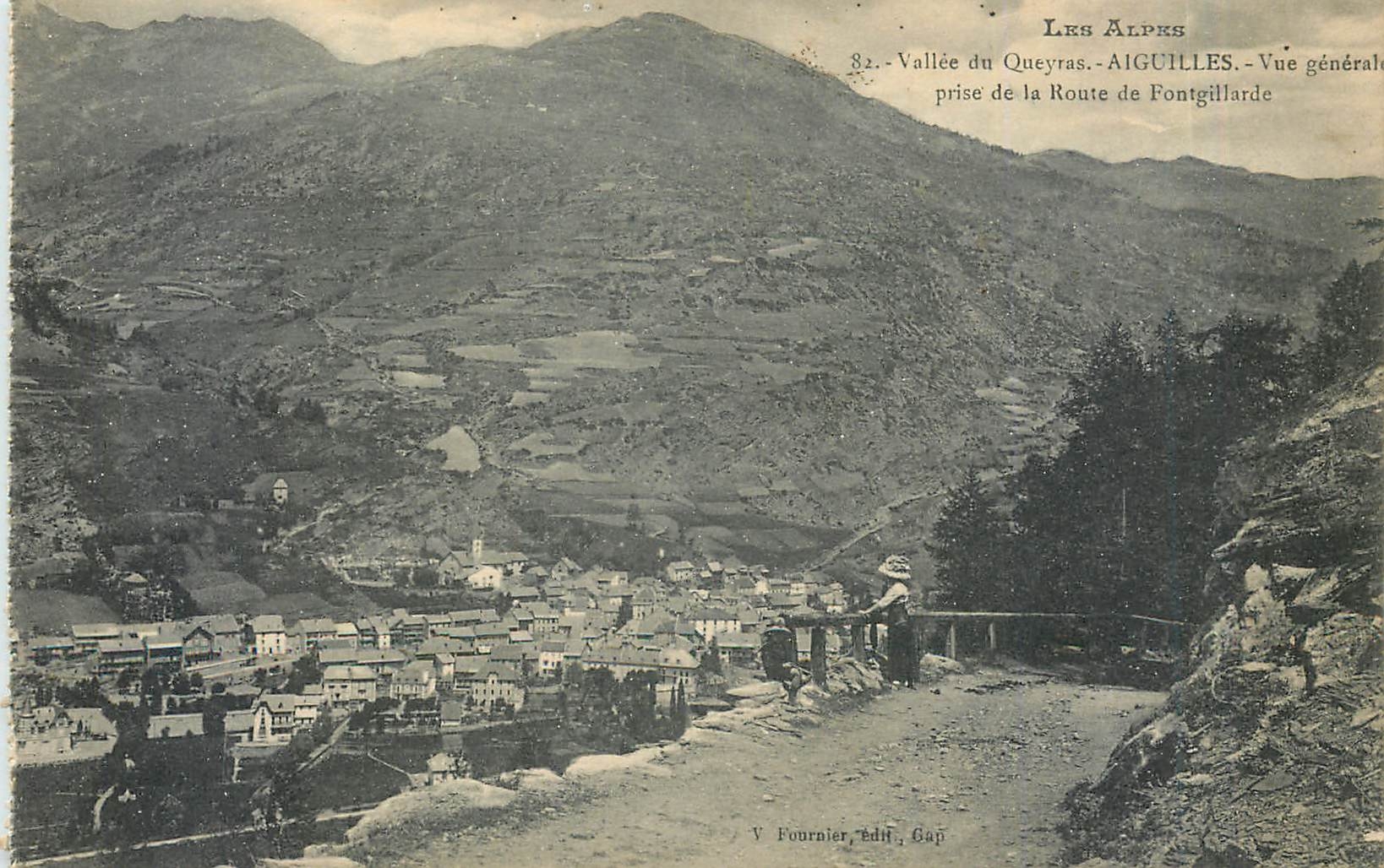 CPA Vallée du Queyras - AIGUILLES Vue générale prise de la route de Fontgillarde