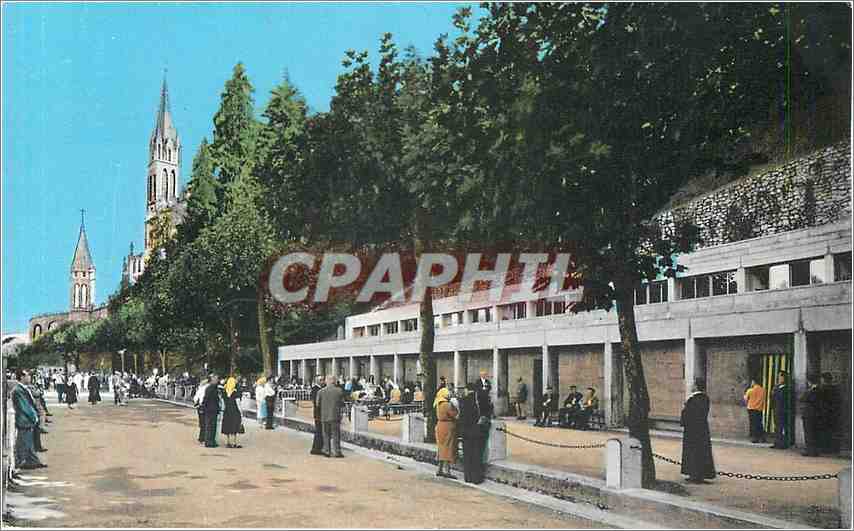 CPA LOURDES - Attente des malades devant les Piscines
