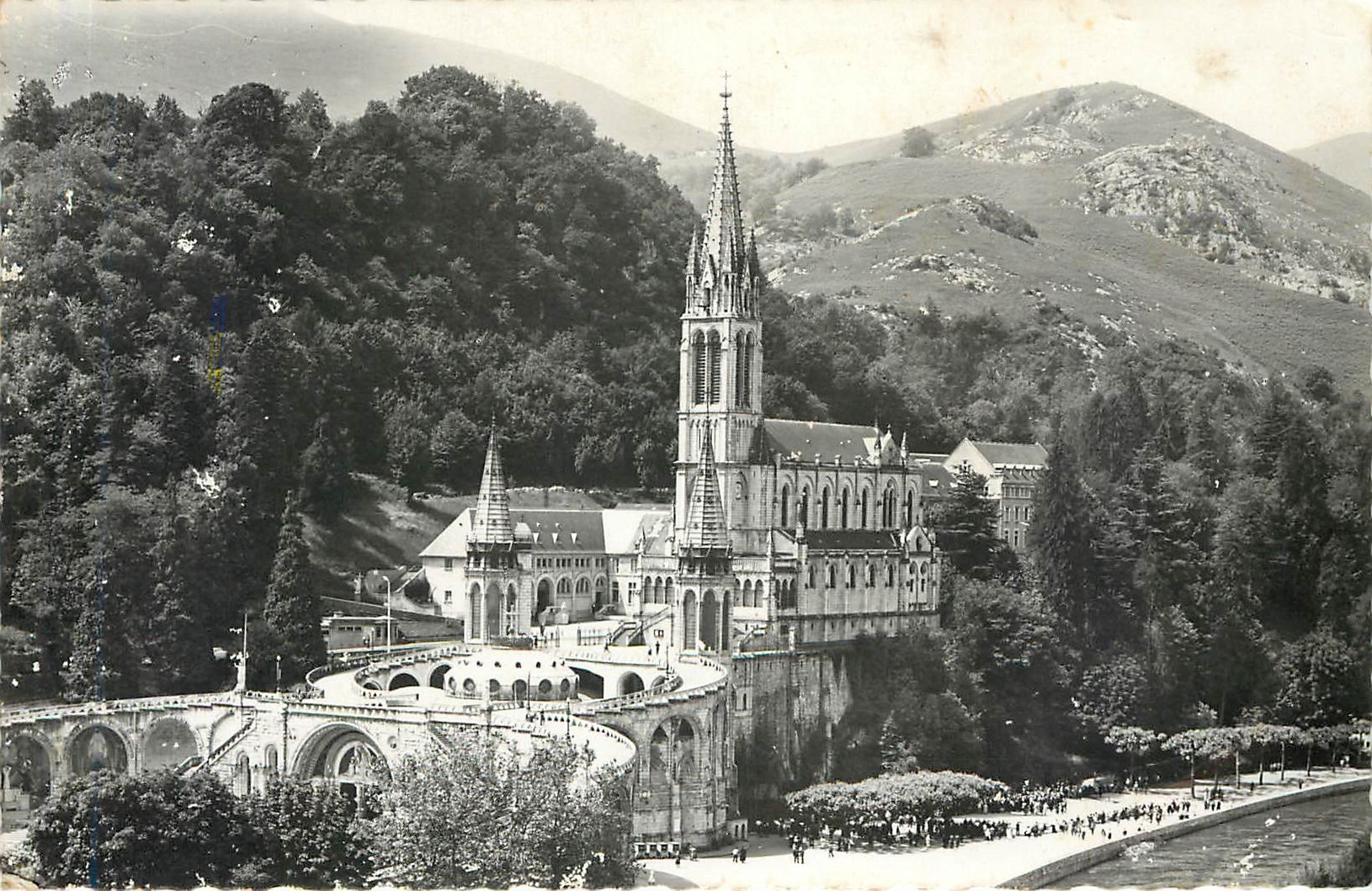 CPA LOURDES - La Basilique et le Gave