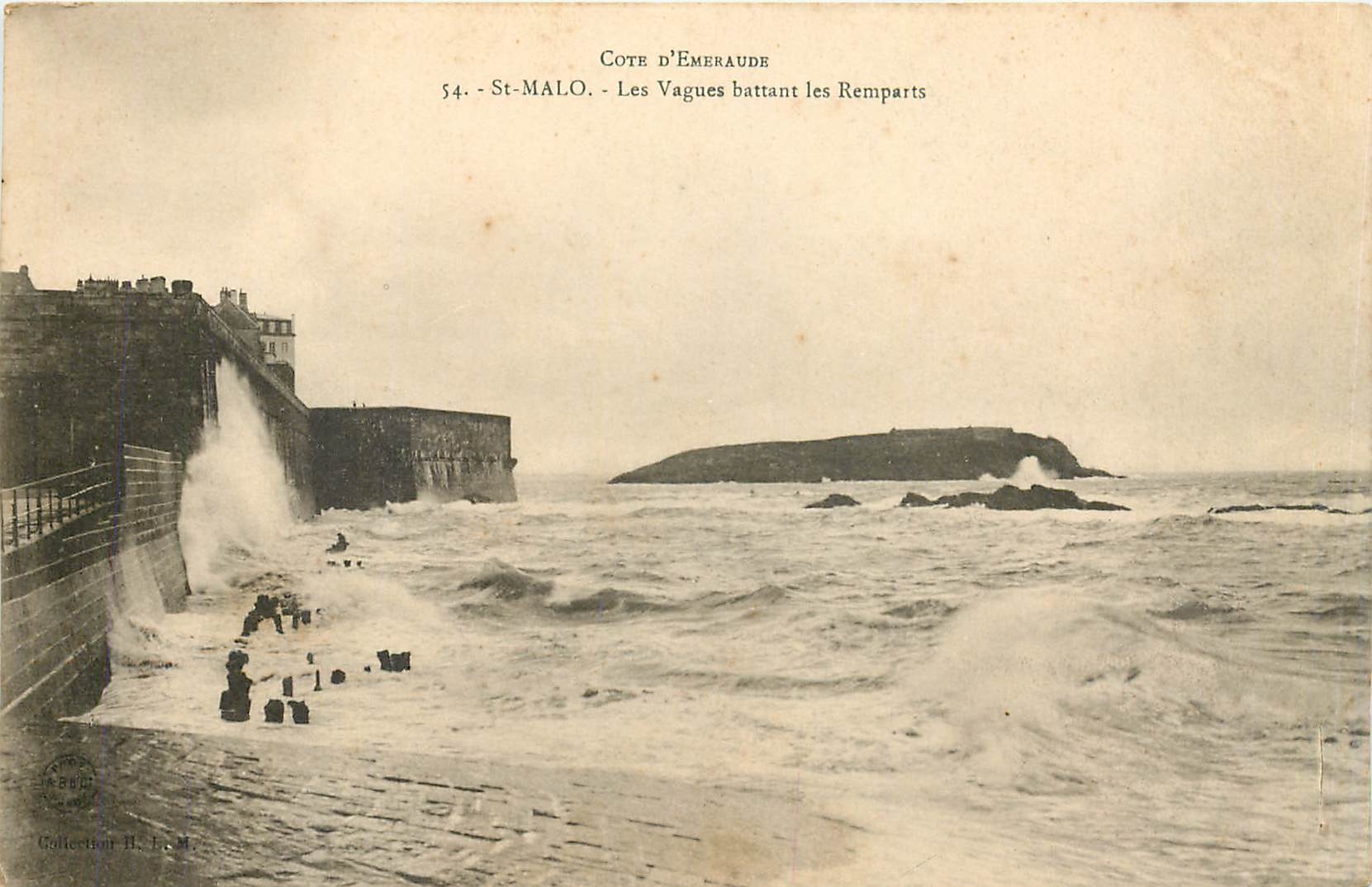 CPA St MALO - Les Vagues battant les remparts