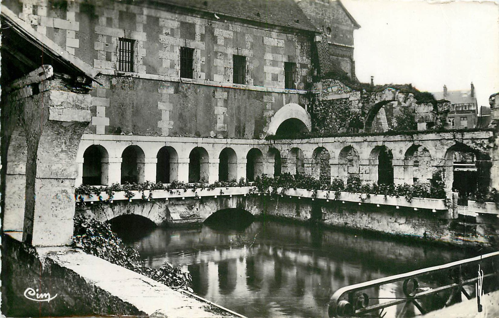 CPM LOUVIERS - Cloitre du couvent des Pénitents de St-François