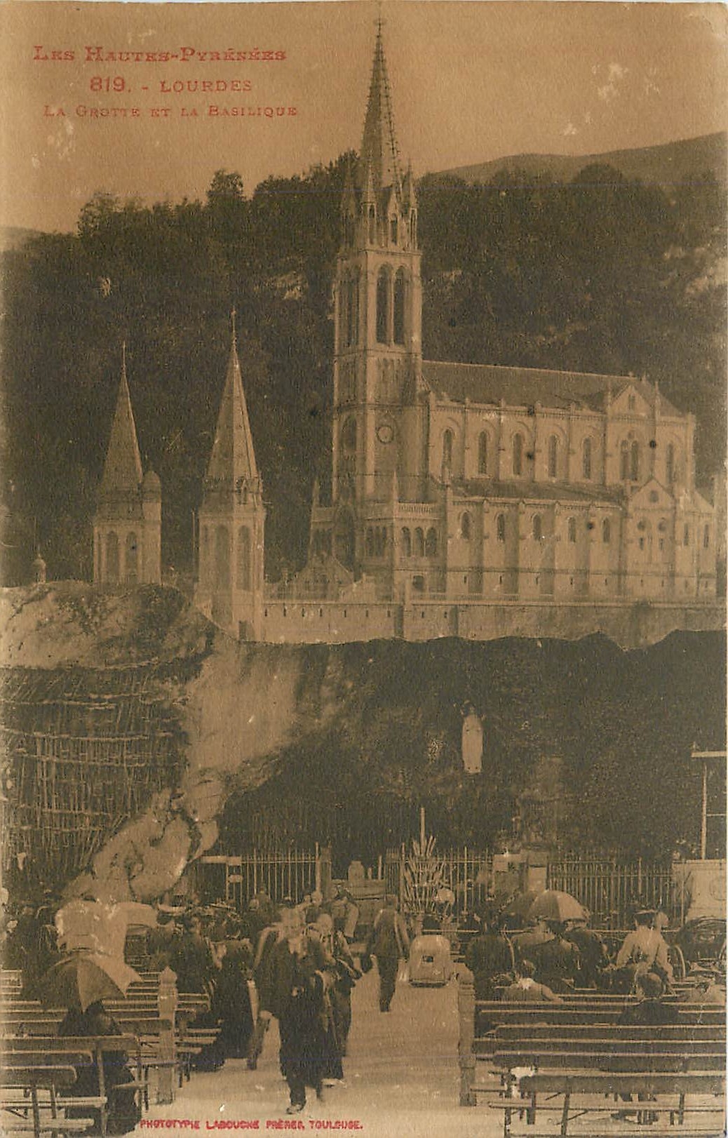 CPA Lourdes La grotte et la basilique