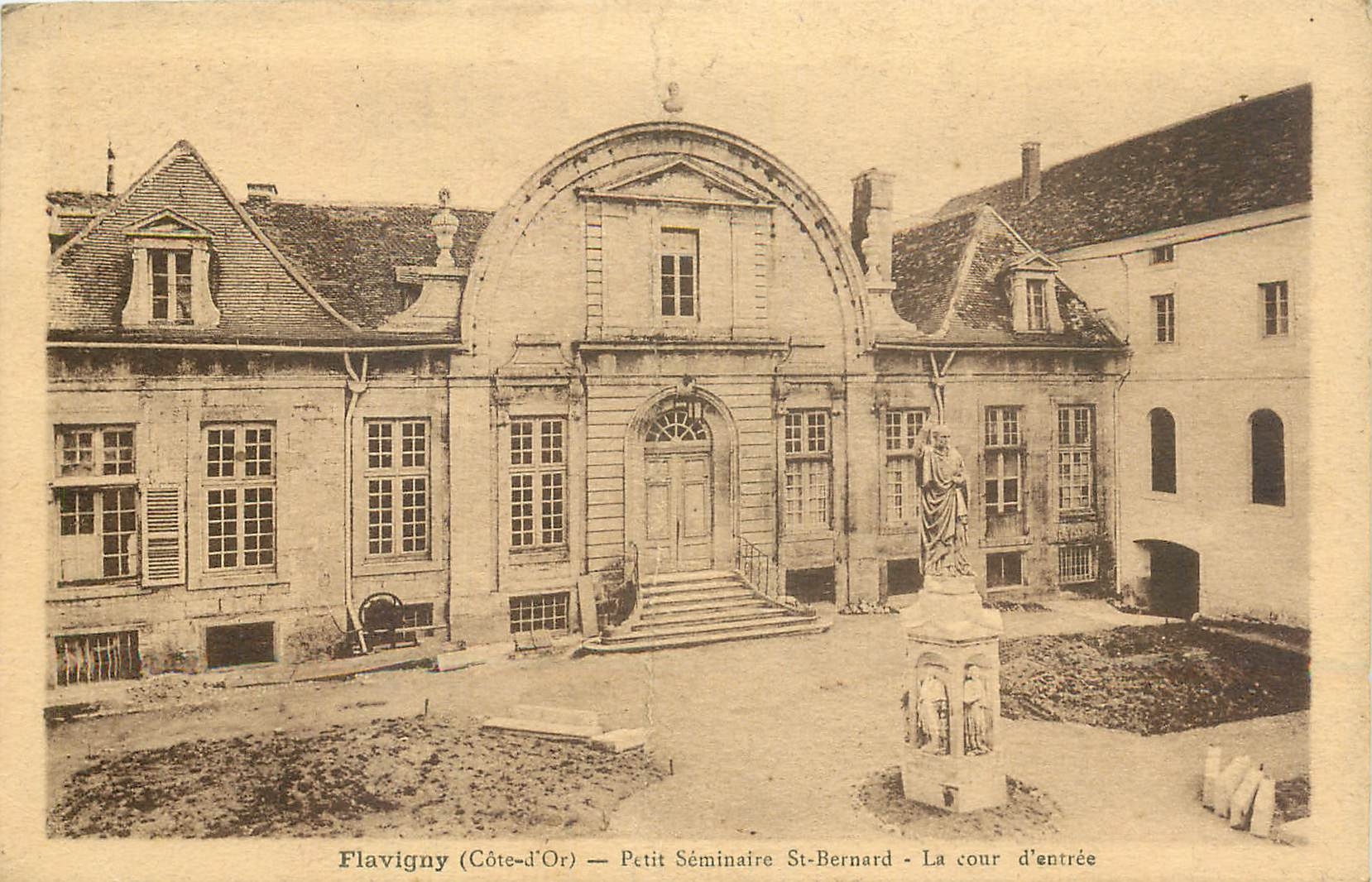 CPA Flavigny (Côte-d'Or) - Petit Séminaire St-Bernard - La cour d'entrée