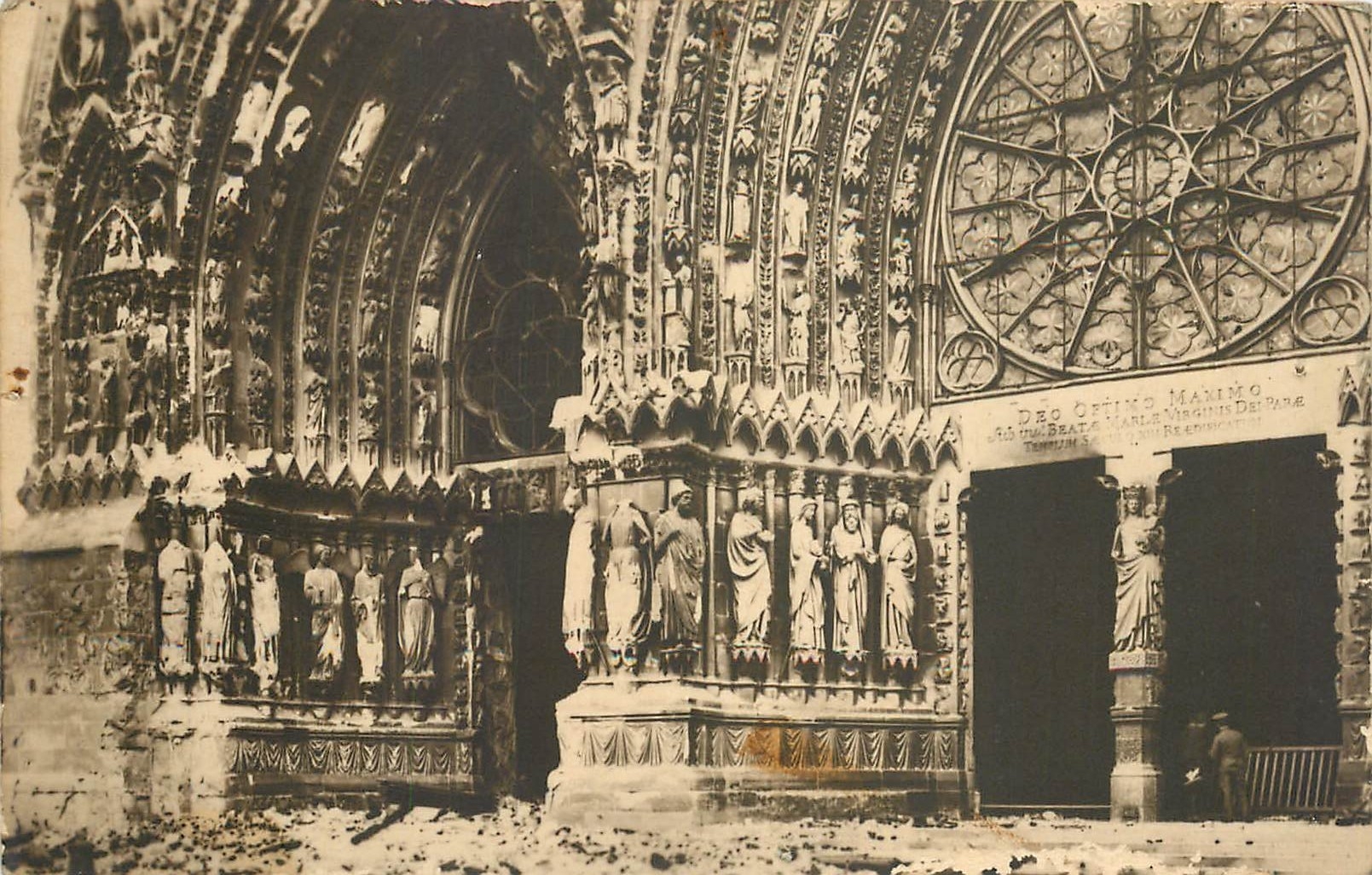 CPA La Cathédrale de Reims après l'incendie Septembre 1914