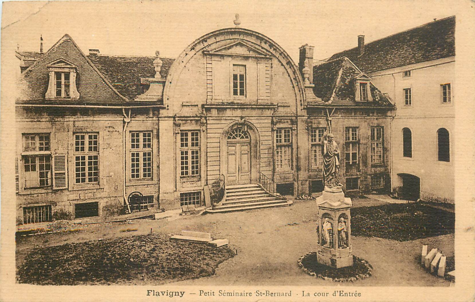 Flavigny — Petit Séminaire St-Bernard — La cour d'Entrée