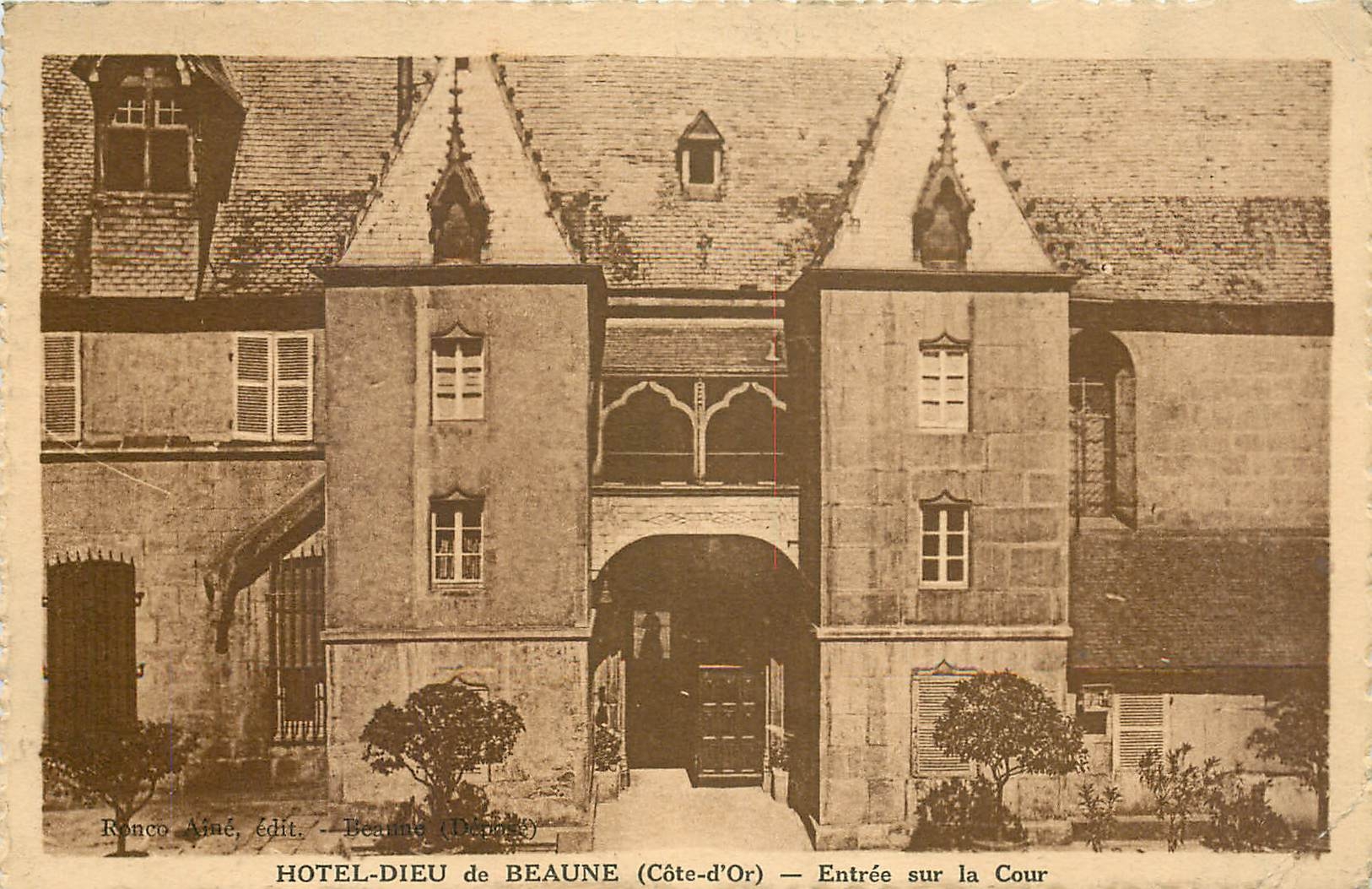 CPA HOTEL-DIEU de BEAUNE (Côte d'Or) Entrée sur la cour