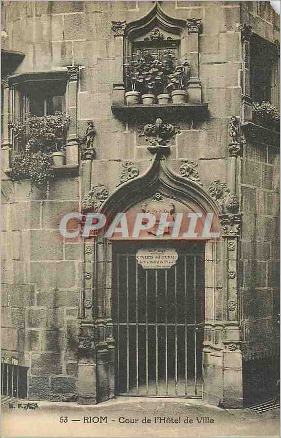 CPA RIOM - Cour de l'Hotel de Ville