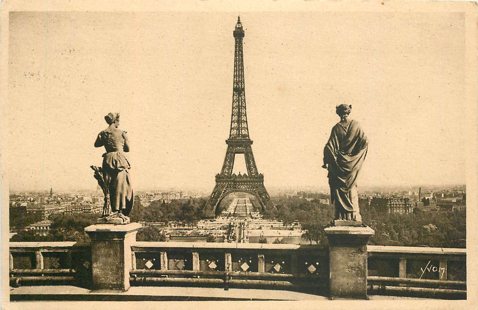 CPA La Tour Eiffel vue des Terrasses du Trocadero