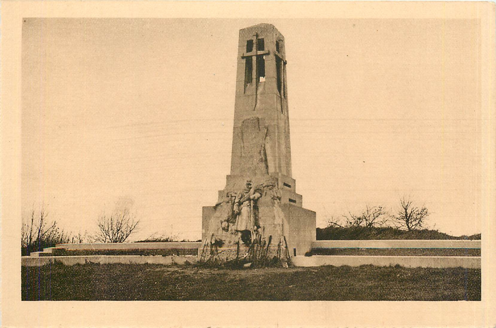 CPA VAUQUOIS-Monument eleve a la memore des "poilus" tues dans les attaques de Vauquois