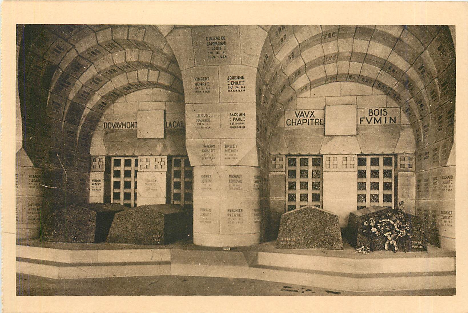 CPA Cloitre de l'Ossuraire de DOUAUMONT.Alvéoles des Tombeaux