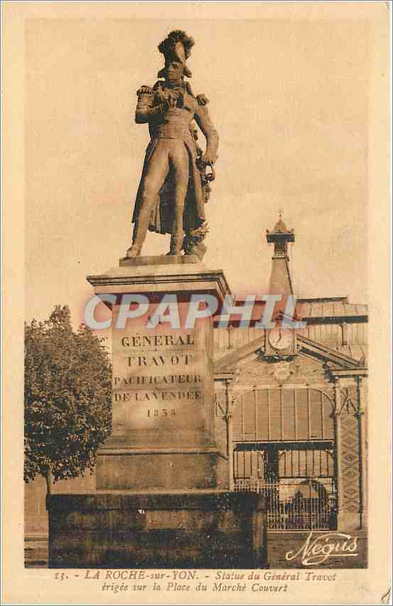 CPA LA ROCHE sur YON - statue du Général travel trigée sur la Place du Marche Couvert