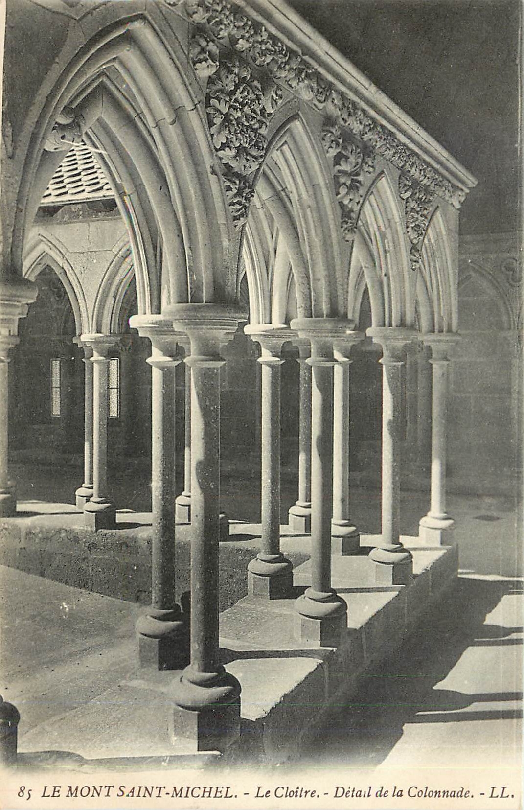 CPA le mont st michel-le cloitre "Detail de la Colonnade"