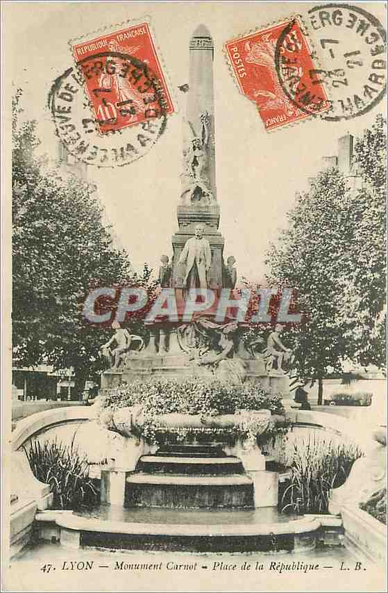 CPA LYON-Monument Carnet-Place de la République