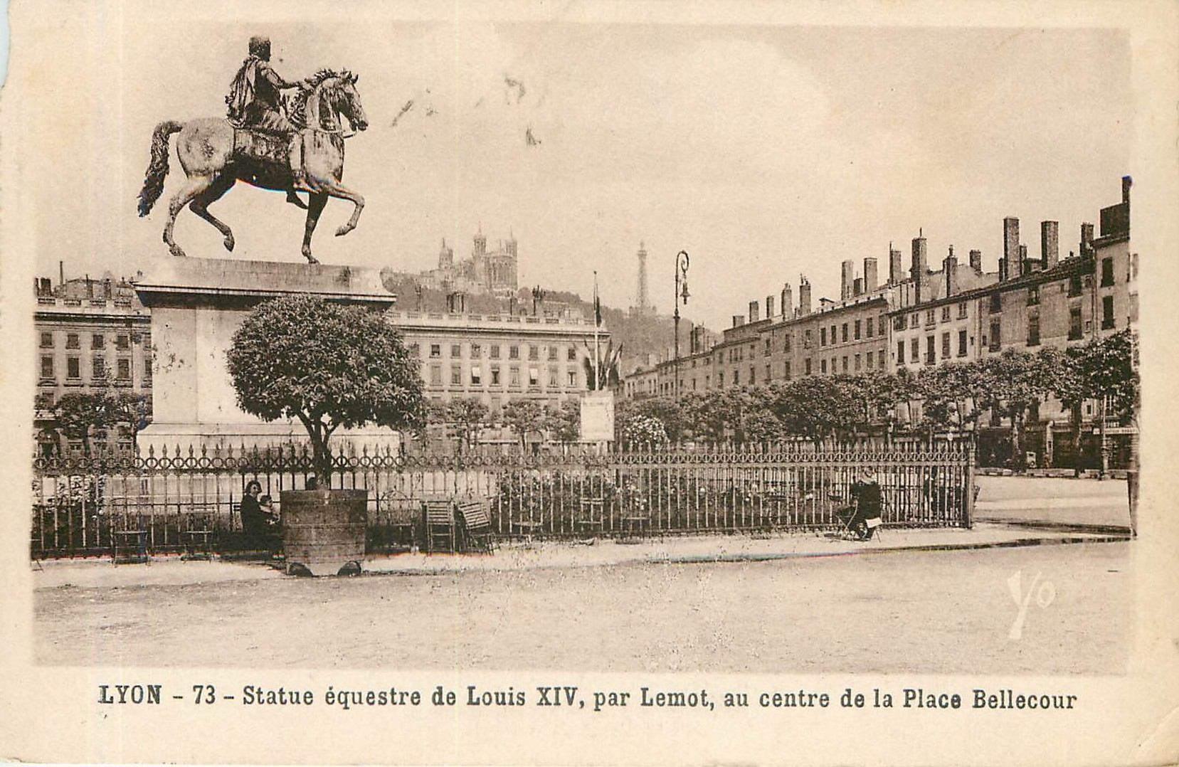 CPA LYON Statue equestre de Luois XIV  par lemot  au centre de la Place Bellecour
