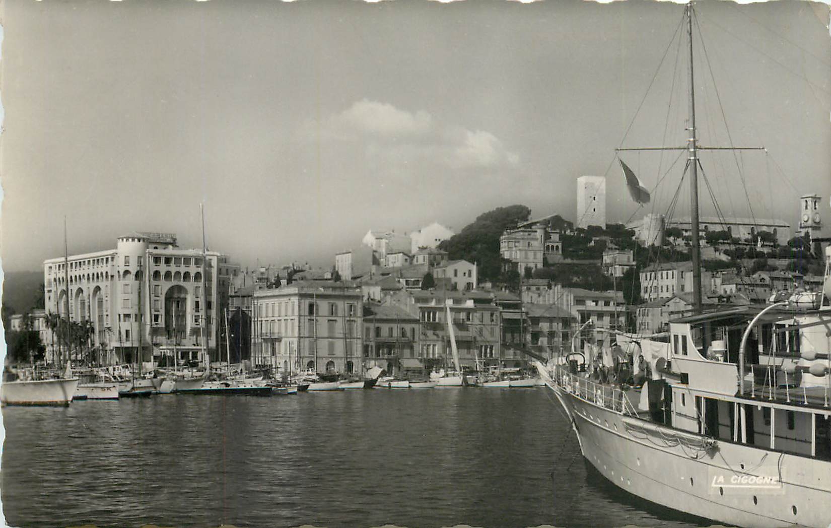 CPM CANNES(A.m) Le Port et le Suquet Bateau
