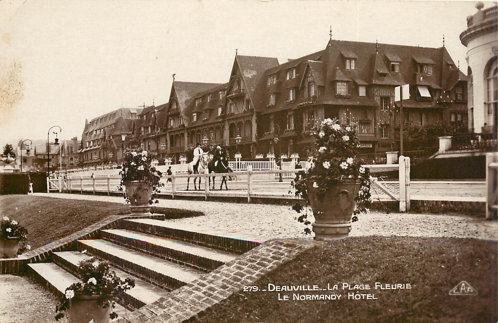 Deauville — La Plage Fleurie — Le Normandy Hôtel — éditeur C.A.P. n°279