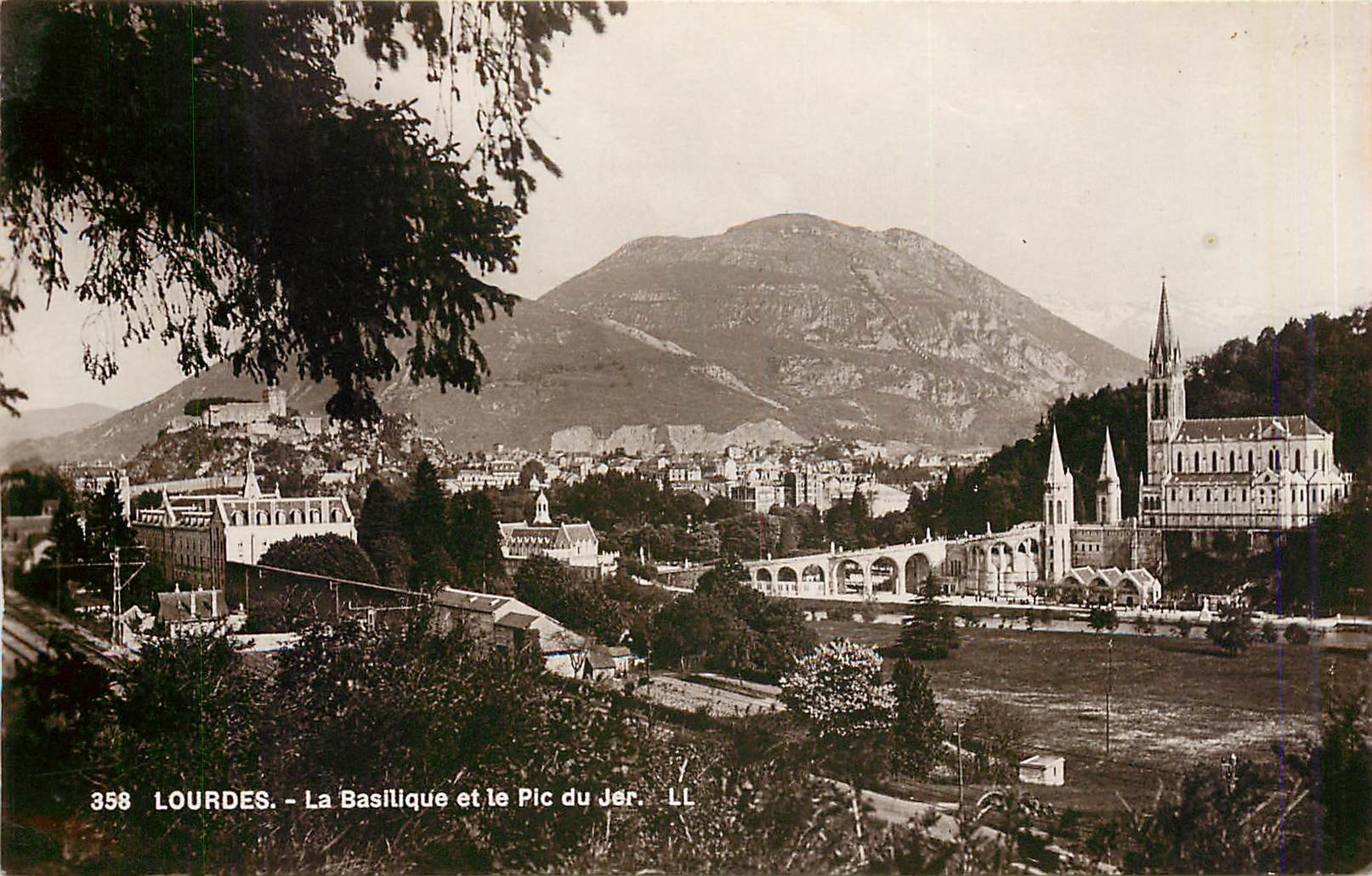 CPA LOURDES-La Basilique  et le Pic du Jer