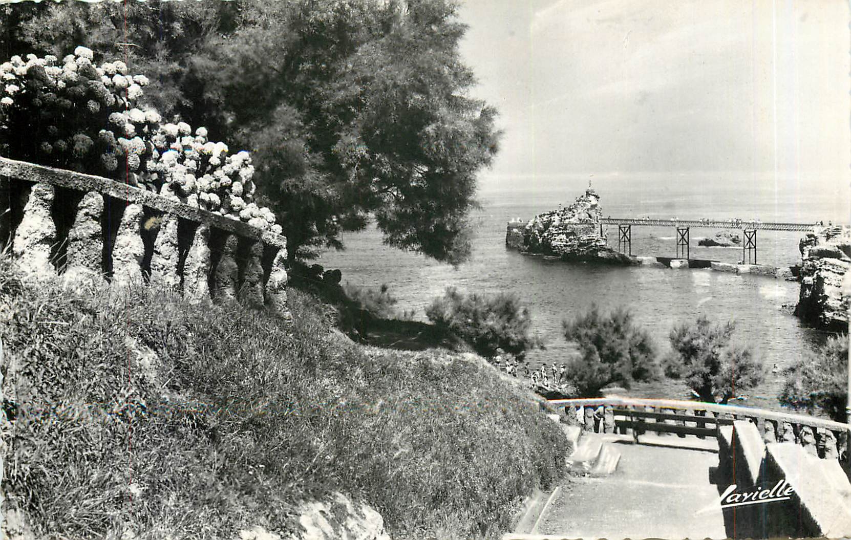 CPM BIARRITZ-Le Rocher de la Vierge. Vu des Terrases du Port Vieux