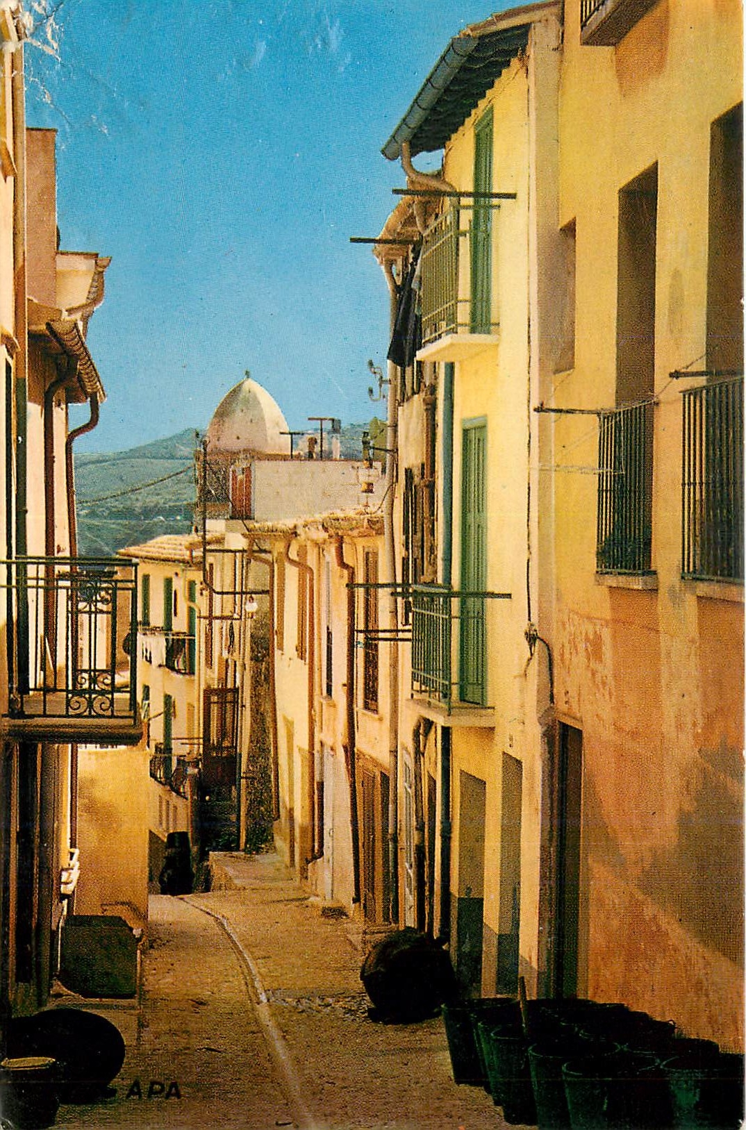 CPM En Parcourant la COTE VERMELLE COLLIOURE(p.o)Vieille rue pittoresque avec au fond le cloche de l